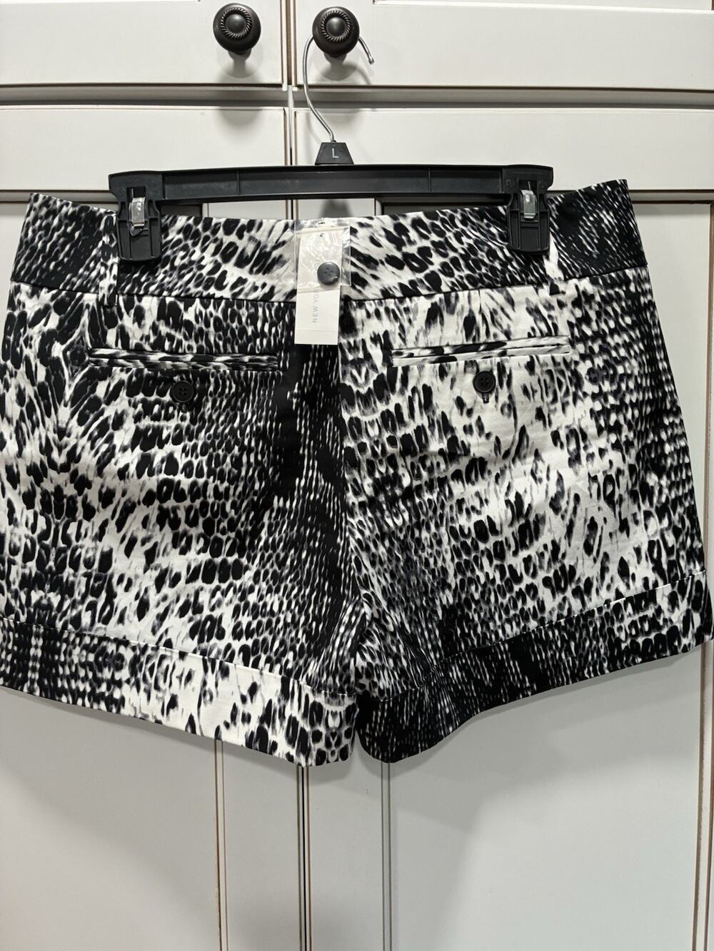New York & Company 7th Avenue Shorts Size 8 BLACK NWT STRETCH 4” Animal Print